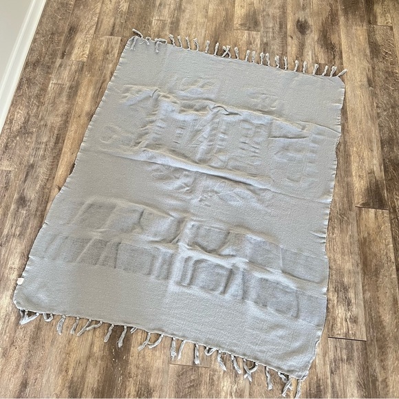 Victoria’s Secret PINK Light Weight Throw Blanket - Tassel Fringe - Picture 2 of 6